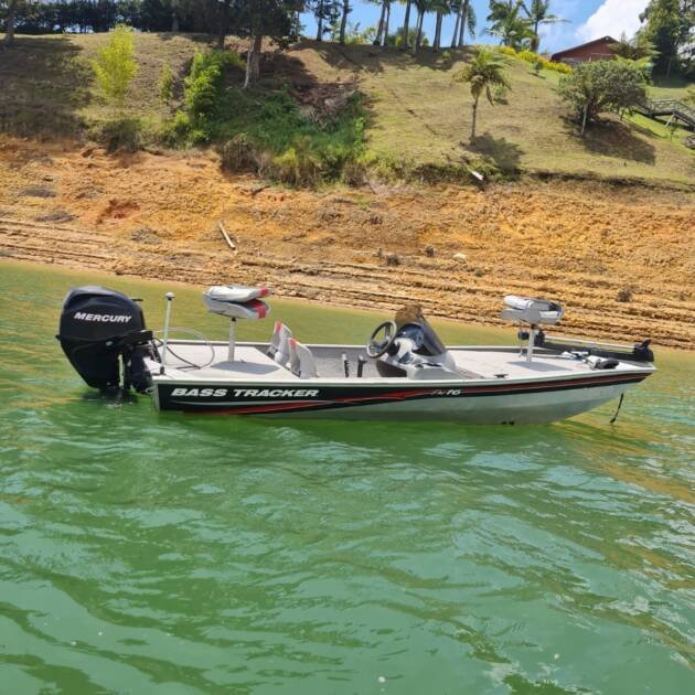 Bote Tracker PRO 160 con motor 30 hp